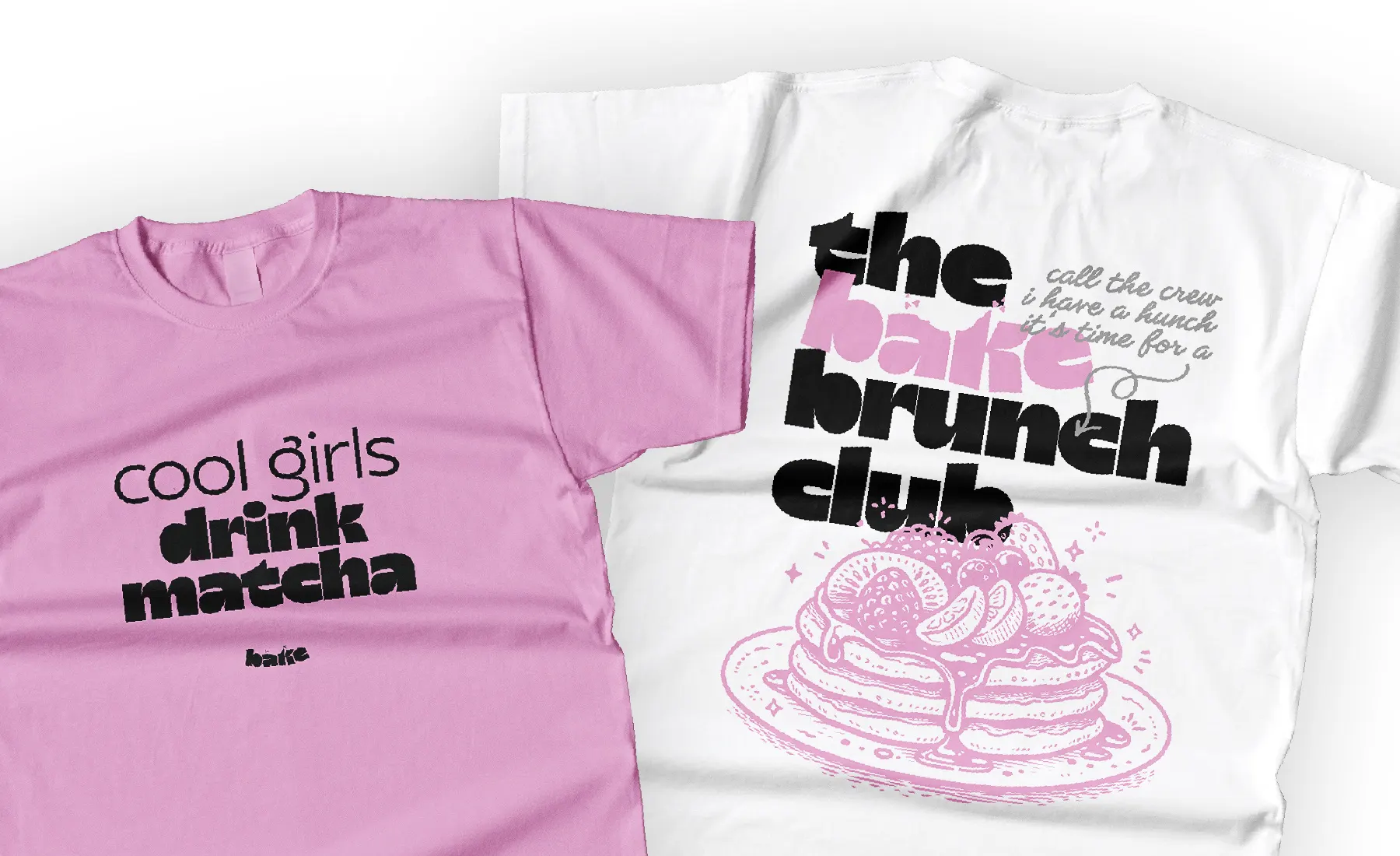 Due t-shirt del merchandising Bakehouse, una rosa con la scritta cool girls drink matcha e una bianca con il Brunch Club