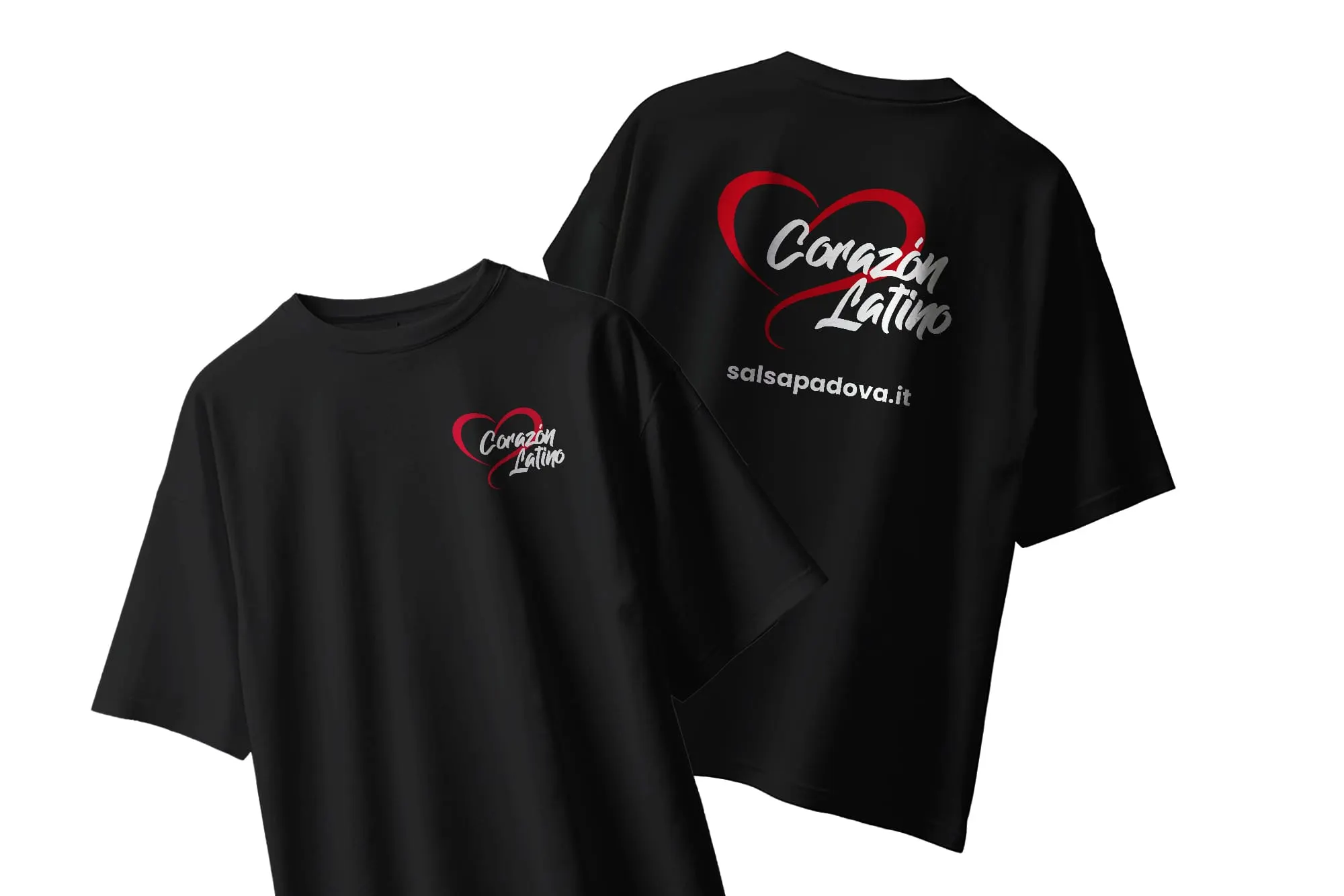 Le magliette nere Corazon Latino viste davanti e dietro, con il logo sul petto e l'indirizzo salsapadova.it sulla schiena