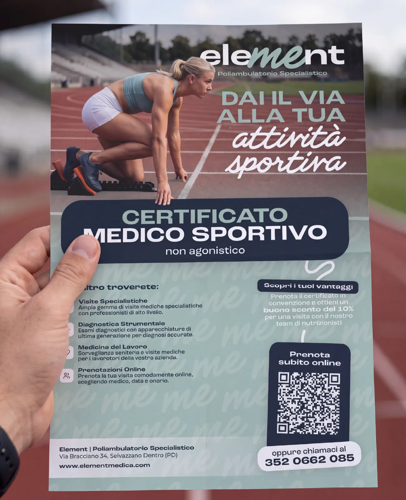 Volantino Element per il certificato medico sportivo non agonistico, tenuto in mano